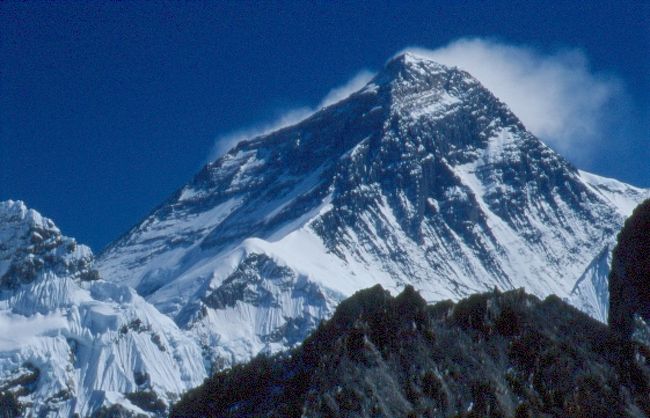 ゴーキョのピーク（5360m）から眺めた感激のエベレスト。カラパタール（5545m）から見た夕照のエベレストと思い出深い。今回はより一番近い位置で300mmのレンズで撮らせてもらったサウスの写真。<br /><br />何年か前までは想像も出来なかった自分に幸せを感じて一人の時間を楽しんだ。<br />良い雲が世界一高いエベレストを奏でる。<br /><br />