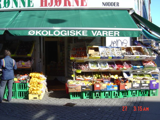 yaoyasan.hotondo ga arabu-kei no imin no hitoga yatteiru.