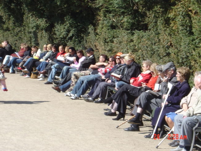 kouen de hinatabokko o suru hitotachi.