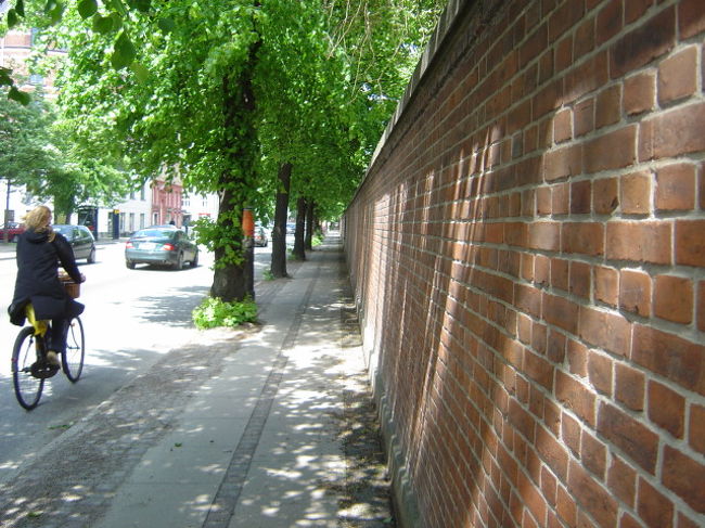 machi no touri .yoko no hei wa bochi no kakoi deso.