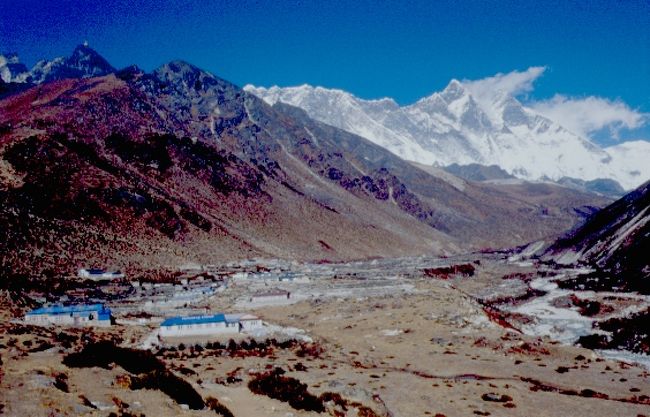 眼下にはヒマラヤの里（チュクン）が見える。<br />高所順応もOK.<br />いよいよポルッテンガからゴーキョに向けて出発。