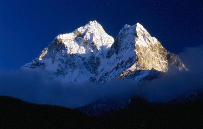 窓を開けるとアマダブラムが姿を変えて目前に迫る。<br />しばし時を忘れて光りのドラマを霊峰に見る。