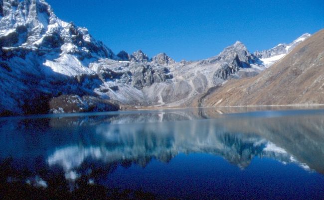 11/14　朝の光りの中でドゥドゥ・ポカリが美しい。<br />　　　青い空、映りこむ山々絵葉書の世界だ。
