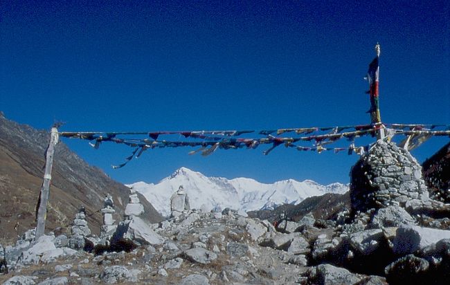 明るい電気の灯るロッジと温かいストーブにナムチェの里が近く感じます。ロッジのオーナーいわくソーラーの設備費に40万円かかったそうだ。トレッカーを満足させる文明の機器はヒマラヤの里を変えてゆくことを感じた旅でした。<br /><br />11/15　　元気に5人ナムチェに帰還しました。<br /><br />自分の足を信じて歩き通したヒマラヤの地。出会いと感動の旅を山の写真と共に綴りました。<br />No1〜No５　「ヒマラヤ紀行」にお付き合い頂き有難うございました。<br />山は待っていてくれます。ヒマラヤの地をお訪ねください。