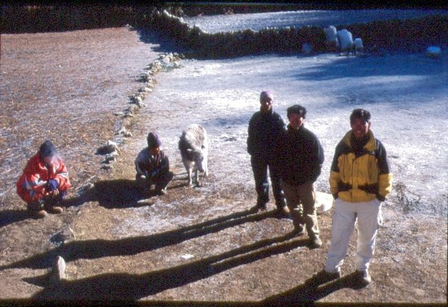 早朝の宿の前は霜で真っ白、寒い。顔にも手にもむくみが出てくる．身体に摂った水分が残っている。ダイヤモックスのお世話になり排出を試みる。マッチェルモは高山病の出やすい所、高低差は体にこたえる。<br />この地のカンテガ、タムセルク、チョーユーの夕景は素晴らしかった。