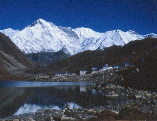 朝の光りのドラマが終わったチョ・オユーは静かなゴーキョの里の風景を見せてくれた。<br />11/14　朝焼けのドラマが終わったチョ・オユーは静かなゴーキョの里になりました。今日は高山病の注意地点のマッチェルモを駆け抜けてモンラへと強行軍の行程だ。峠をいくつも越えて夕闇とガスに押されるように宿に到着。9時間の行程は厳しかった