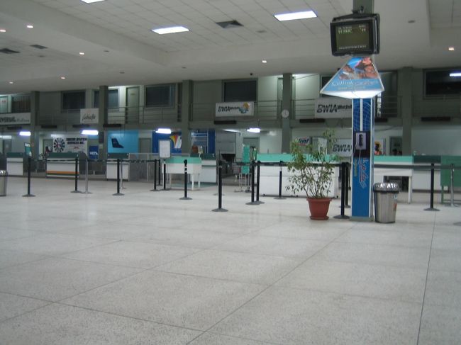 簡単にイミグレを通過できた。<br /><br />時間は真夜中の１２時３０分過ぎだった。<br />ホッとして、ウエスト・インディアのカウンターへ。<br /><br />ガイアナ行きの飛行機は、午前３時５５分発を予約済み。<br />カウンターで予約券を見せると、有効期限は３日前までで、今の時点では期限が切れていると言われた。<br /><br />カラカスで予約したときは期限が有るなんて言われなかった。エンジェル・フォール行きの飛行機に乗り遅れたために、１日余分に経っていた。<br /><br />ここで待て！と言うので我慢強くまった。<br />もう午前３時５５分が過ぎた。<br />何回もカウンターを往復しても「待て！」のみ。<br />それでもカウンターに行く！<br />やっと、午前８時３０分の飛行機なら乗れると言われた。でも、搭乗券が無い！<br />切符は５時３０分に担当者がくるので、それまで待ってくれとまた引き延ばされた。<br />切符を手に入るまで、眠いけれど、カウンターから動かず「忍」の１字でまった。<br /><br />結局、ポート・オブ・スペインの飛行場で徹夜となった。<br />疲れた〜〜〜！！