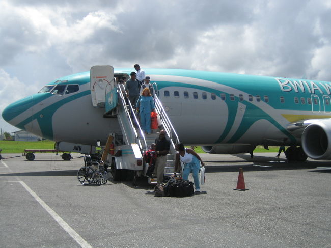 午前１０時前にガイアナの首都”ジョージ・タウン”に着いた！<br /><br />ウエスト・インディアの飛行機は凄い！<br />ブランケットが少しでも飛行機の床につくと、<br />スッチさんから、注意される。<br /><br />きっちりした飛行機会社なんだ！と納得？・・・<br /><br />タラップから降りると、爽やかな風が吹き、空が綺麗だった。<br />