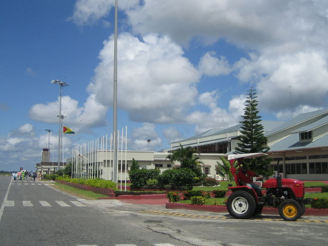 「地球の歩き方」では、ガイアナに関するページはたったの２ページだけ。<br />ガイアナとは「水の多い土地」という現地語らしい。<br />あまり情報が無い。<br /><br />飛行場を出ると、何処でも有る光景、、、<br />タクシー？　チェンジマネー？　バンク？と、<br />五月蠅い程、声がかかる。<br /><br />市内行きのバスは無い！とも言う。<br />本当なのか？<br />きっと、嘘だろうなぁ〜と思ったけれど、<br />言われるままに、タクシーで市内に行くことにした。