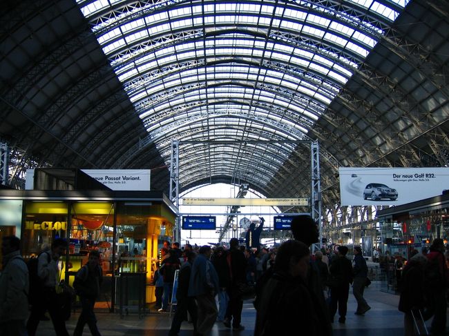 日本を午後飛立ち、台湾で６時間のトランスファーの末、翌朝フランクフルトに到着！<br />フランクフルト中央駅の様子。<br />うー寒い！コートの人は多い中、Ｔシャツの人もいる。。。タフですな<br />電車の中で知り合った日本人によると、昨日あたりから寒くなったらしい。ドイツは秋突入のご様子