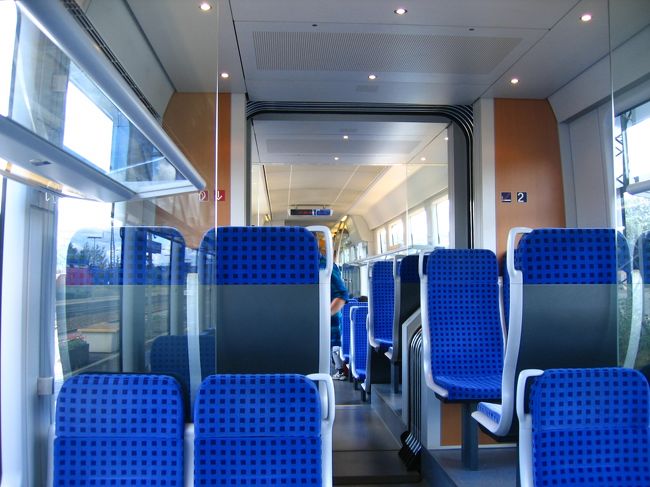 フランクフルトからローデンブルクまでの電車の中で。<br />ローデンブルクまでバスで行こうとしたのだが、残念ながら時間に間に合わず、やむなく電車でローデンブルクまで。<br />オシャレな車内。ドイツは空港や駅同様、デザインや色使いがすばらしく良い。