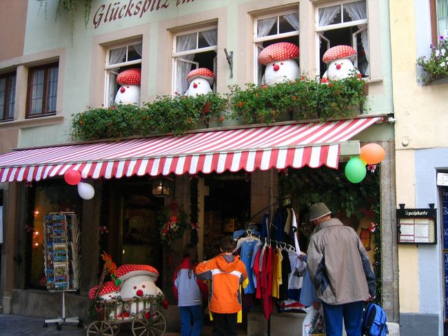 ?おもちゃ屋さん。この人形がマスコットなのか、いろんなところに飾っております。<br />