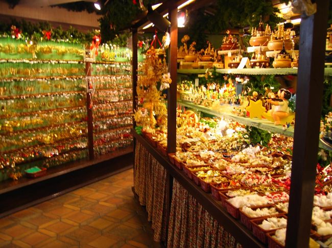 ?最後は、クリスマスのグッズを売っているお店。ものすご〜い数のクリスマスグッズがある。<br />このお店ではないが、博物館まで入っているお店があり、見ていて飽きない、店員もそれなりの（といってもサンタの格好ではなく）メルヘンぽい格好をしていてかわゆい＾＾