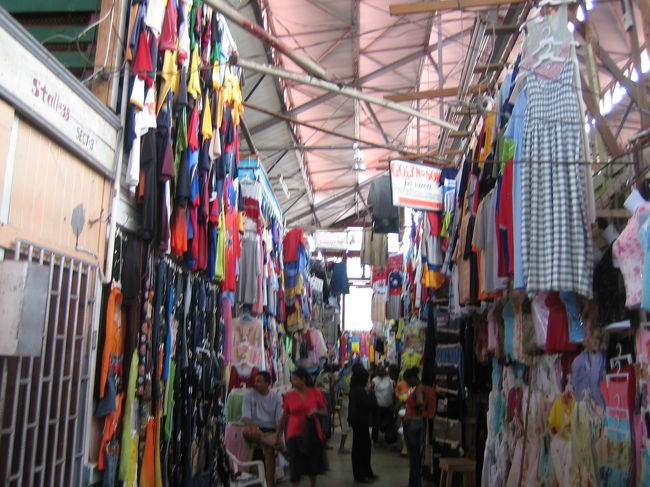 マーケットの中。<br /><br />高〜い、高〜い天井まで、Ｔーシャツが所狭しと吊られていた。見事だった。<br /><br />マーケットも他のお店も夕方５時には閉まる。<br />午後７時になると、外は真っ暗。<br /><br />新聞には強盗の記事が頻繁に出ていた。<br />暗くなると、ちょっと怖い。