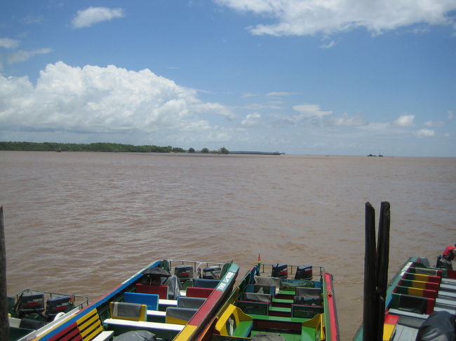 マーケットの中を突っ切ると大西洋にでた。<br /><br />土色の大海原が広がっていた。<br /><br />向こうに見える島には、ボートで渡る。<br />見ればみんな、救命道具を身につけていた。<br /><br />ボートの転覆が多いのかな？<br />命知らずの私でも、ちょっとぞぉ〜とした。