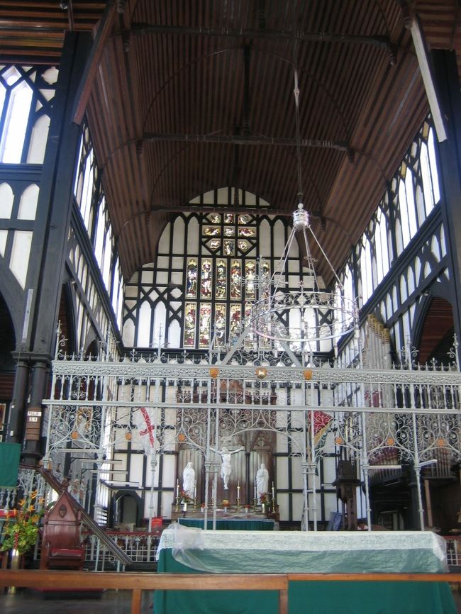 セントジョージ大寺院の中。<br /><br />大きなパイプオルガンがあった。<br />世界で一番高価な教会。<br /><br />荘厳な空気が漂っていた。<br />