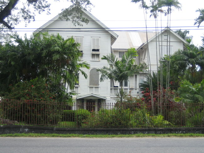 AUSTIN HOUSE <br /><br />何の建物かよく判らなかった。<br />でも、イギリス風の美しい建物だった。<br /><br />白い建物と緑の木々のコントラストが綺麗だった。