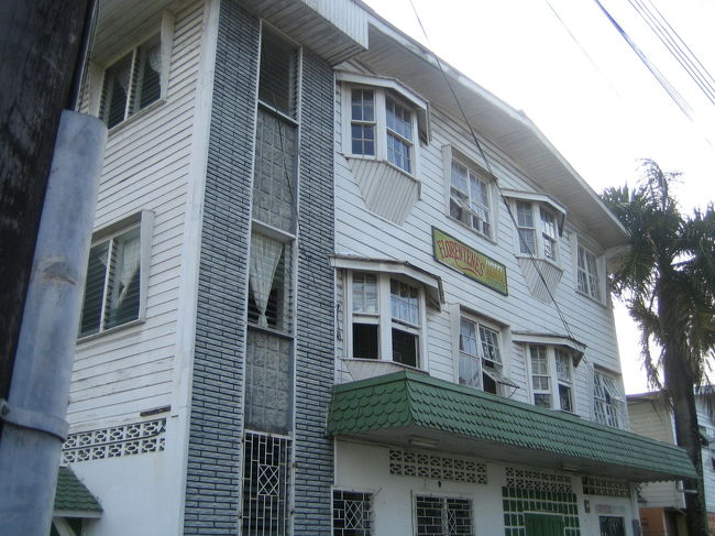 ロンりープラネットお薦めのホテル。<br />Florentenes Hotel<br /><br />木造３階建ての２階と３階がホテルだった。<br />インド系の人の良さそうなおじさんが経営していた。<br /><br />１泊１部屋が、3,000ガイアナドルとか・・・<br />聞いて、キョトンとしていたら、<br />US$17と言ってくれた。<br />円に換算すると￥1,800位かな。<br /><br />いつもは、２，３カ所のホテルを当たり、決めるけれど、昨夜の徹夜で疲れていたので、即決した。