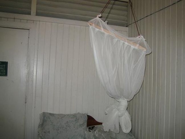 ホテルのお部屋。<br /><br />左がドア。<br /><br />蚊帳が吊ってあった。<br />蚊帳の中で寝ると落ち着く。<br />思ったより蚊がいなくてホッとした。<br />でも・・・香取線香はしたよ。<br /><br />立派なホテルだと煙探知機が設置されているので、<br />香取線香が出来ない。<br />その点は良かったかな？かな？<br /><br />シンプル　イズ　ベストなホテルだった。<br />お掃除は毎日私が完璧にしました。<br />ほうき、モップを貸してくれました。