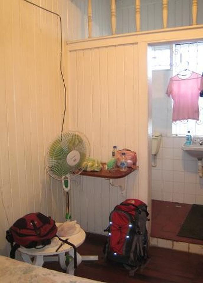 ホテルの中。<br /><br />反対から撮しました。<br />右にはクローゼット＆椅子があります。<br />でも・・洗面所のドアが無かった。<br />シャワーはお湯？だった。<br />日中の暑さでお水がお湯に！<br />シャワーはカリエンテ（お湯）がいいね！<br /><br />荷物と言っても、大きなリュックと手前のサブリュックだけ。<br /><br />洗濯物がやけに庶民的雰囲気を出すわね。<br />ガタガタうるさい扇風機だった。<br /><br />結局、このホテルで５泊した。<br />４泊して、スリナムに行き、帰って１泊した。<br />このホテルに帰ると無性に懐かしかった。