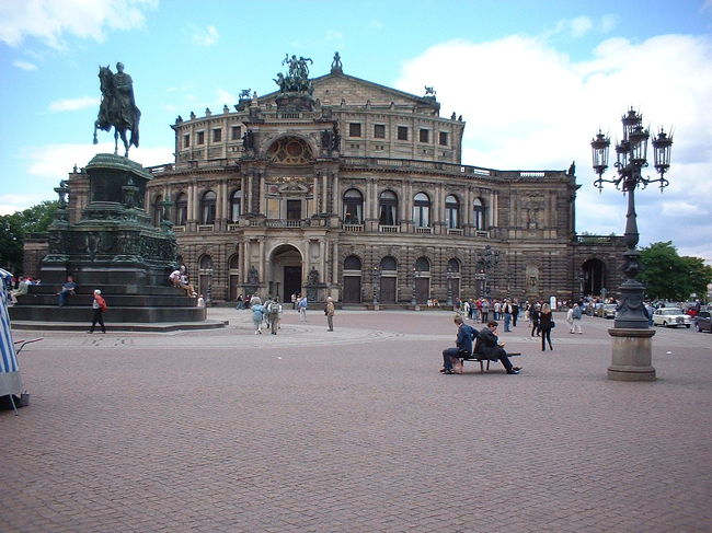 ゼンペーロペラ･ハウス。建物の内外ともにベルリンの国立オペラハウスよりも格段上。内装もクラシックでエレガントだったし、上演されたヘンデルのオペラのプロダクションもベルリンでみたシュトラウスの『アリアドネ・アウフ・ナクソス』よりも良かった。