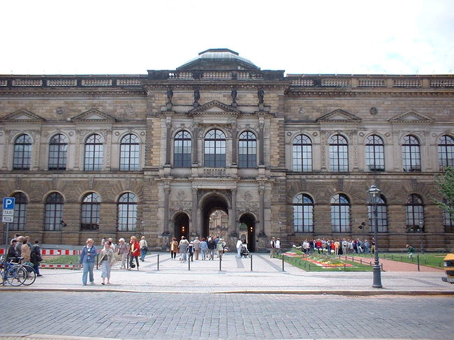 ツビンガー。かつての王宮。現在は美術館や博物館が入っています。美術館ではベネチア・ルネッサンスの元祖ジョルジョーネの名作『田園のビーナス』に予期せず遭遇し、感涙でした...