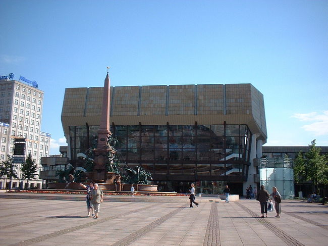 これはドレスデンではなくベルリンからの途中でよったライプチッヒのコンサートホール、ノイ・ゲバントハウスです。ここで実はコンサートをみました。演奏された３曲全てベートーベンでした。交響曲８番（F)は馴染みの深い作品で、今迄何度も生で聞いたことがあります。が、こんなに一生懸命感情を込めて演奏してるのを見たのは初めて。これも感激しました。