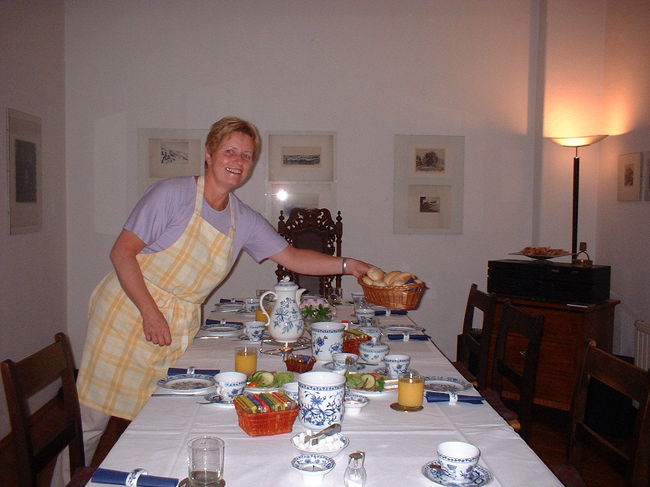 ドレスデンで泊まったペンション・カウブラーの家の人。この家は今迄泊まったB&amp;Bの中ではダイニングルームが一番素敵でした。でてきた朝食もチーズや卵、とメニューは一般的でしたが盛り付けのデリケートさや素敵な食器やシルバーは目で食する日本人にはアピールするものでした。一緒に朝食の席に座ったアメリカ人の若い女性達はそんなことには全然がなかったようです。
