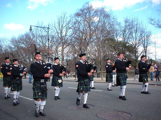 バグパイプを吹きながら民族衣装で行進。