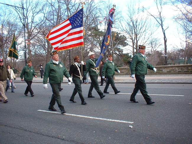 典型的なアイルランドからの移民者は警官や消防師とい職業につきました。祖国が飢饉のため絶望の思い出アメリカに辿り着いて鉄道や運河の建設という重労働をやむなくされた移民者も多かったそうです。19世紀の話しですが。アイルランドからアメリカへの渡航費も労賃を半年分先払いで受け取り、それで大西洋を越えてきたのだとか。そのような苦労をしただけに、定着したアイルランド系アメリカ人は愛国主義者が多いみたい。