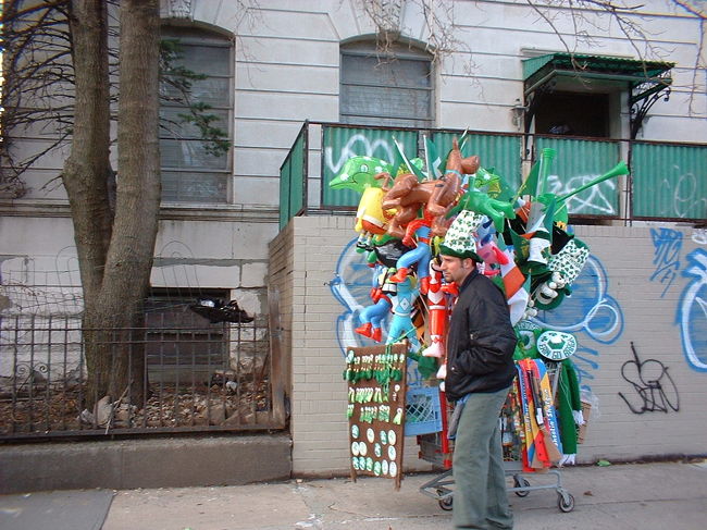 お祭り騒ぎに便乗するペドラー（行商）。