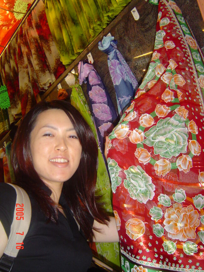 綺麗な布がたくさん！！<br />時間と技量があれば、買って帰って何か作りたいけど・・・