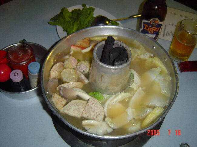 宿泊ホテルへ戻り、やっと夕食。<br />前から行ってみたかった、ホテルの１階部分に構えるスチームボート（水炊き鍋のようなもの）の店へ。<br />その名は「海南小厨」。シンガポール唯一の炭火スチームボートの店との事。<br />２人前と、旅の幕開けの景気づけと言う事で、タイガービールを注文。<br />具はなんだか見た事のない物が半分･･･<br />