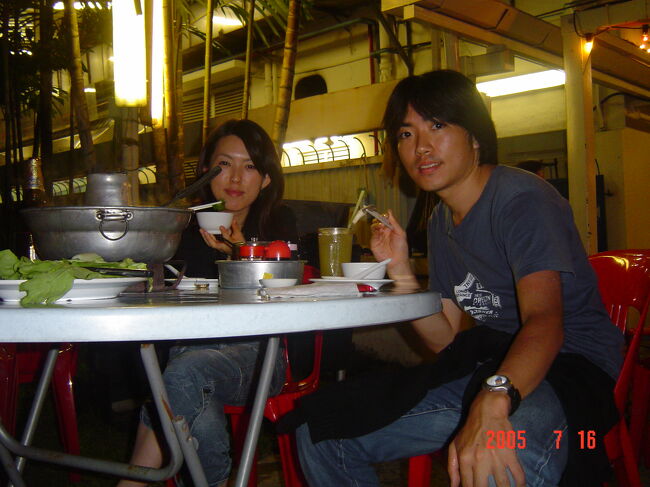 出汁自体にはそれほど深い味がついているわけではないのですが、<br />醤油のようなものとチリを混ぜ、それと出汁を混ぜつゆを作り、それを具につけて食べるとうまし！！<br />チリの辛みは、まさにシンガポールの味！！<br />食べてみても何なのかわからないものもありましたが、野菜もたくさん食べられて、大満足の夕食です。<br />広場に席がしつらえてあるのですが、野外で食べる鍋は最高でしたよん。