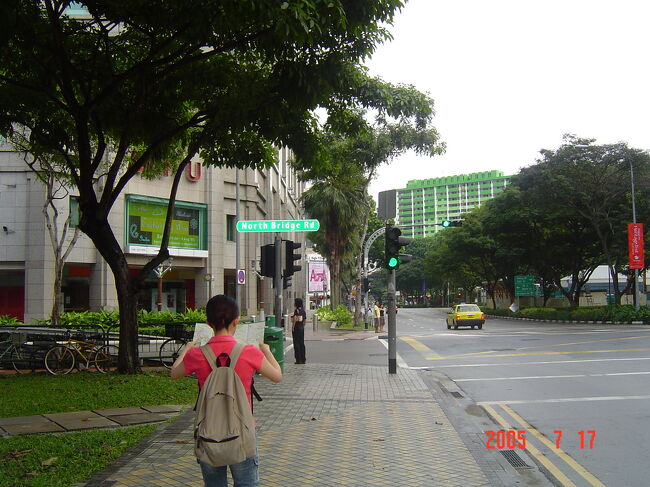 ２日目スタートです！！<br />ホテルを出発、地図を眺めて朝食がとれそうなところがないか確認してます。<br />左手にある建物は西友です。