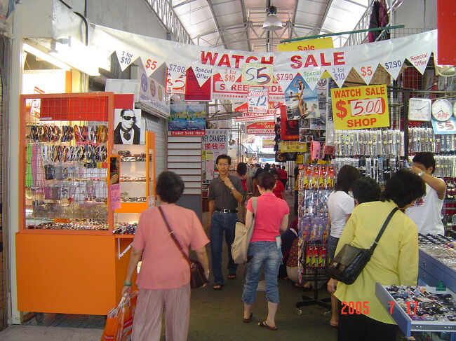 西友の通りを挟んで向かいにある、露天街ブギスビレッジを横切ります。<br />ごっちゃごっちゃと衣料品やら駄菓子やら雑貨やら携帯電話の外枠（と言うのか？）やらが所狭し（この言葉、登場率が高い!!）とこれでもかっ！！と並んでいます。<br />腕時計を持っていなかったので購入。<br />８Ｓ＄をまけてちょとお願いするも、おばちゃんに断られる。<br />が、会計してくれた別のおばちゃんからもらったおつりは１Ｓ＄多かった♪