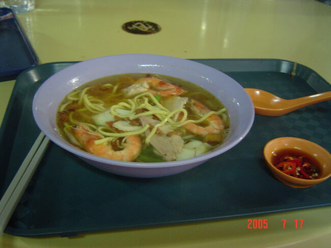 ブギスビレッジを抜けた辺りでフードコートを発見。<br />いろいろ迷った挙げ句、プロウン・ミーを注文。<br />確か３Ｓ＄。