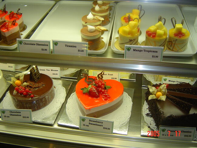 きれいなケーキ！！<br />（でも写真撮った後、お店のおばちゃんに「写真撮んじゃねーよ！」みたいな感じで追い払われた）