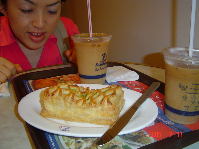 シンガポールのあちこちにあるパン屋カフェ・デリフランスがここにもあります。<br />朝食をとったばかりというのに、おやつ。<br />カヤ（ココナツと卵を混ぜた甘いペースト）入りのデニッシュを注文し半分個。<br />これがねー、またうまいんすよ！！！<br />カヤの味もおいしいし、何と言っても生地が最高にうまい！！！<br />超ふんわりさくさくで、日本では食べた事がないです、こんなデニッシュは！！！<br />（普段あまりいーもん食べてねーだろと言われそう･･･）<br />ちなみにここはフランス語で挨拶してきまっせ。