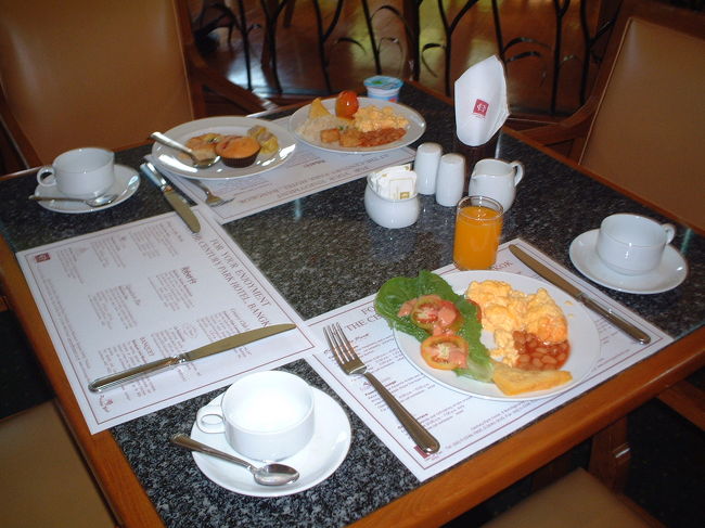 朝食はバイキング形式で、ABF以外にタイ料理、中華料理もありました。