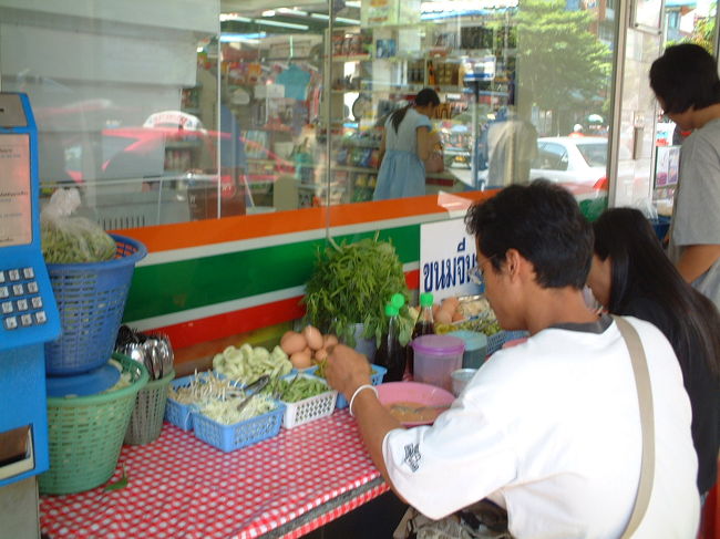 地元の人はコンビニの前で食事。