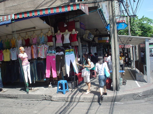 洋服も道端でいっぱい売っています。