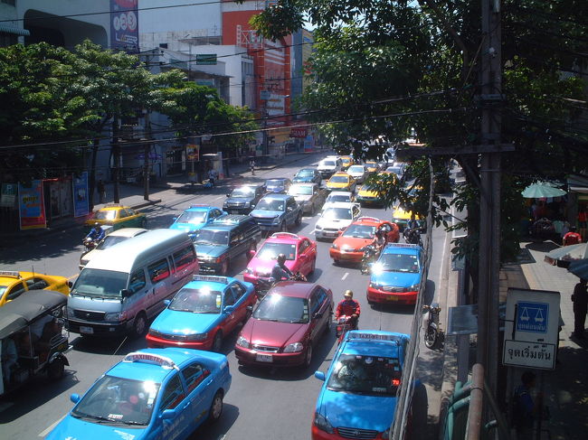 いつも車でごった返している道路。