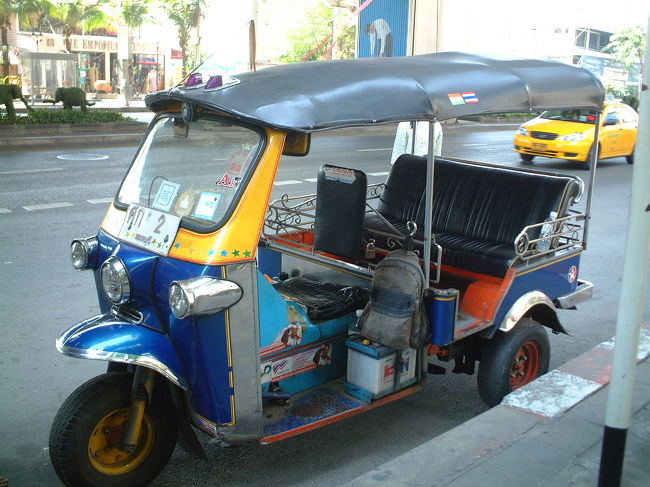タイの乗り物（トゥクトゥク）