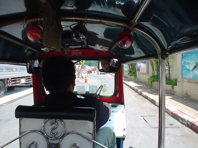 トゥクトゥクでセントラルワールドプラザ付近までドライブ。