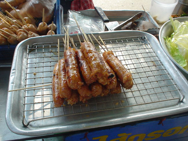 確か一本10バーツ（30円）くらい。<br />キャベツも一緒に袋に入れてくれて、おいしかった。