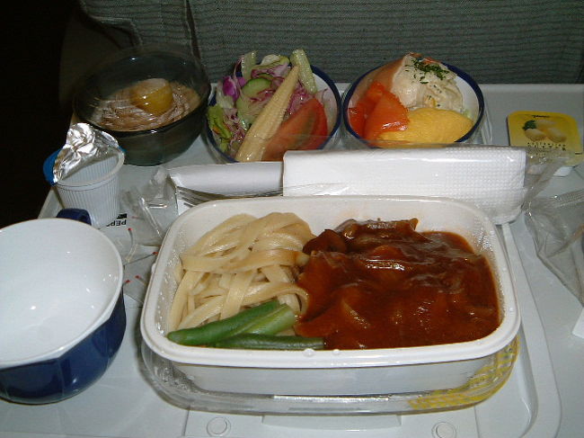 ＪＡＬとタイ国際航空の共同運航便。<br />席ひとつひとつに、テレビがついていました。ごはんもおいしかったです。