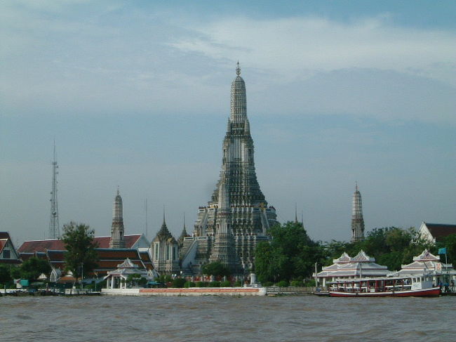 ワット・アルン<br />別名「暁の寺」<br />三島由紀夫の小説「豊鏡の海」の暁の寺として登場。<br />文豪三島由紀夫もきていたんですね<br />