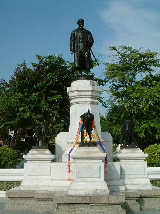 国王ラーマ3世の像です。<br />ラーマ3世がこのお寺を大きくしました