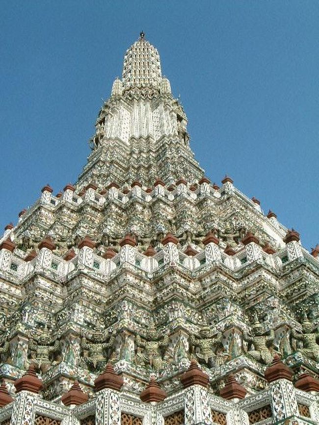 鬼が建物を支えています。<br />鬼は悪いものとされているので、重い建物を持って罰を与えられているのです。次の写真の鬼の表情の違いに注目して下さい。